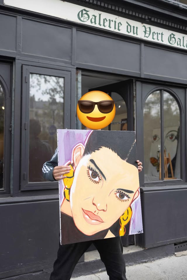 Varif devant la Galerie du Vert Galant, visage masqué par un smiley